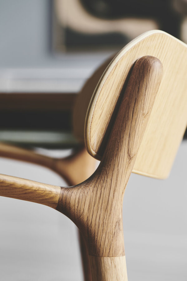 Komfortabel træstol med elegante detaljer. Designet af Asger Soelberg