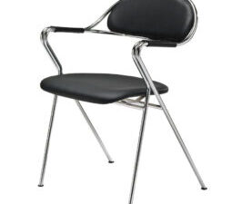 Bruno Mathsson har designet BM65 tilbage i 1965. Den smukke stol er formet i stålrør beklædt med krom og sæde og ryg er polstret med lækkert læder