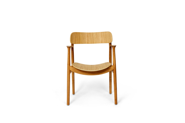 Komfortabel træstol med elegante detaljer. Designet af Asger Soelberg